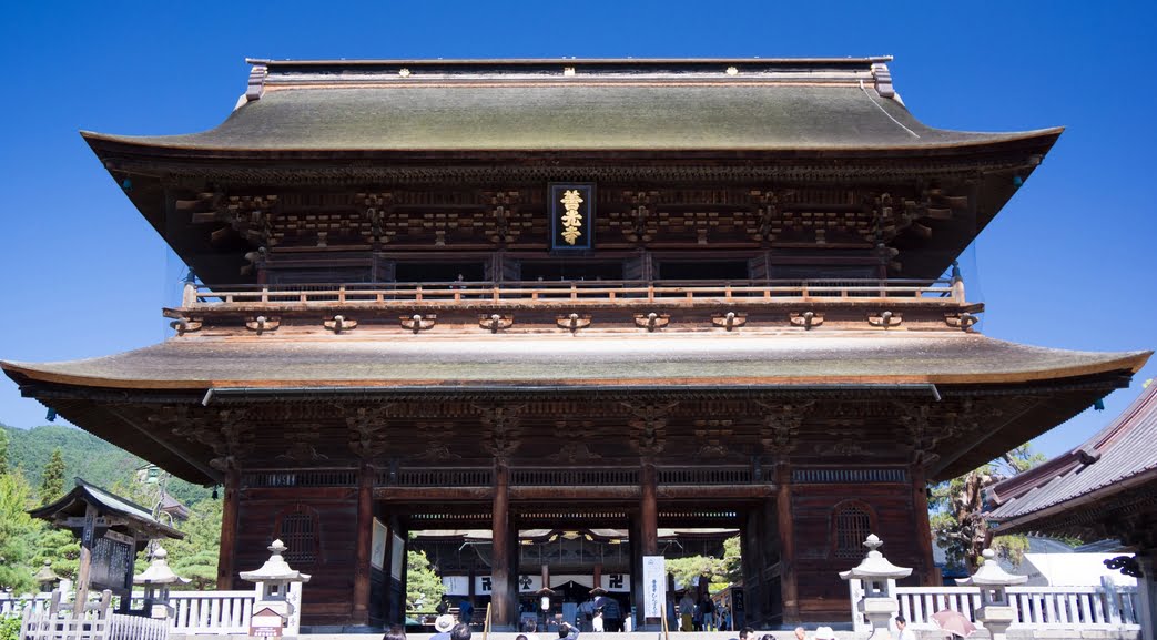 長野・善光寺「山門(三門)」の歴史や見どころ(特徴・建築様式・大き